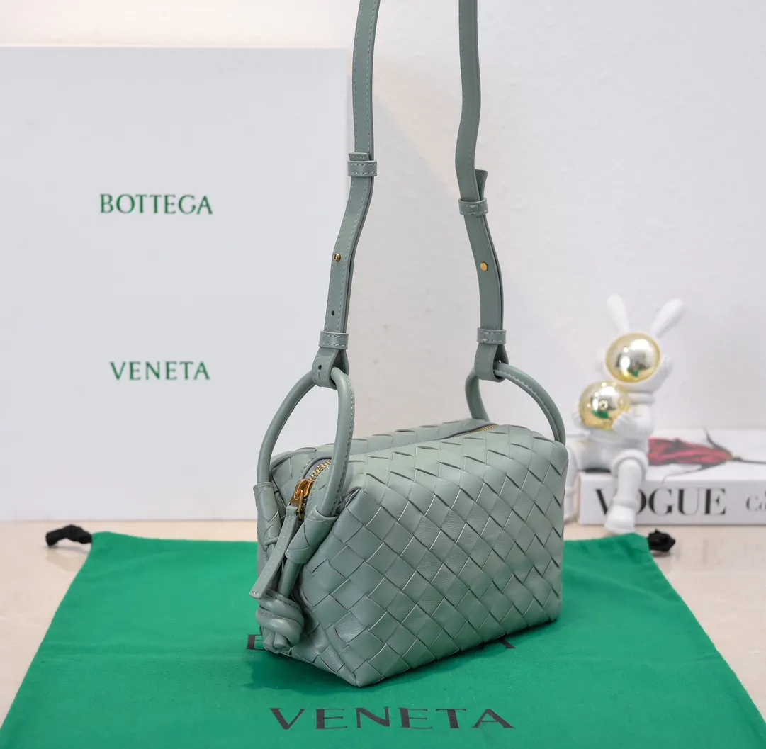 Batch 1360 BOTTEGA VENETA 2024 new loop is here! ! Many girls who like BV have owned the Loop bag. It has a simple appearance, classic weaving, and a compact and lightweight bag shape. This innovation continues the "camera bag" shape. Unlike the traditional Loop bag, which can only be worn as a crossbody bag, this innovation It can be carried by hand or cross-body, satisfying both the concave shape and daily needs. The oversized buckle can be folded and used as a handle. The sultry heat in summer ☀️ usually reduces people's desires. Having a lightweight bag will greatly enhance the happiness of traveling🫧 Style number: 6615 Size: 19*12*9cm
